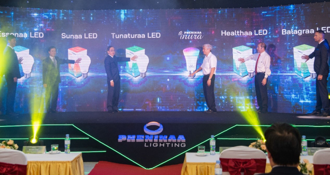 Các đại diện Phenikaa và đối tác trong lễ ra mắt thương hiệu đèn LED mới.