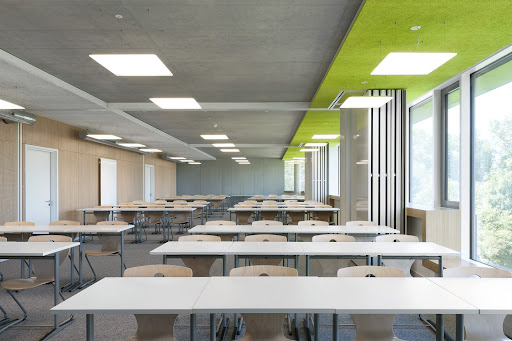 Hệ thống đèn LED MPE tấm vuông 600x600mm được lắp đặt cho một lớp học, giúp cung cấp đủ lượng ánh sáng cần thiết. 