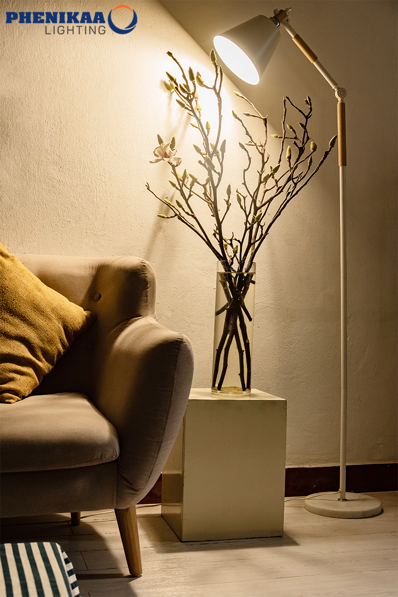 Đèn cây mang đến nguồn ánh sáng tập trung giúp bạn dễ dàng đọc sách trong phòng khách hơn