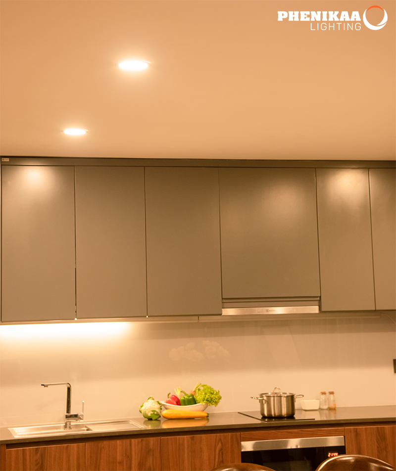 Không gian nhà bếp trở nên ấm cúng hơn với ánh sáng từ đèn LED âm trần