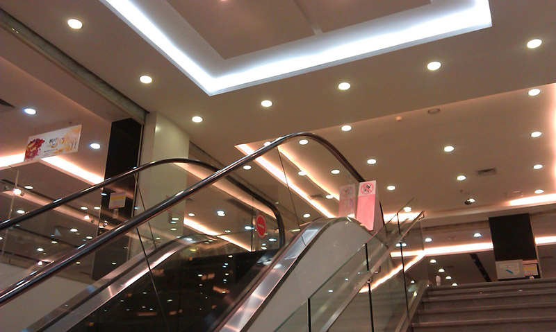 Đèn LED Downlight âm trần 9W không chỉ cung cấp ánh sáng mà còn giúp cho không gian trần trung tâm thương mại giàu điểm nhấn hơn