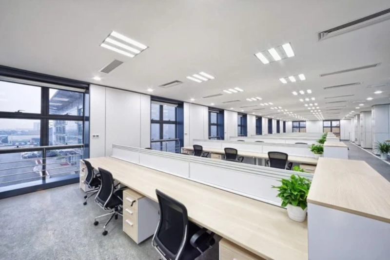 Đèn huỳnh quang 600mm được lắp thành cụm trong các văn phòng, không gian có trần thấp.