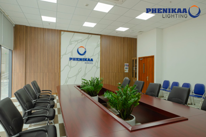 Đèn LED âm trần được lắp đặt trong phòng họp trường Phổ thông Liên cấp Phenikaa