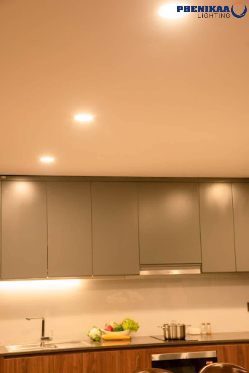 Không gian bếp trở nên ấm cúng hơn với đèn LED âm trần màu vàng
