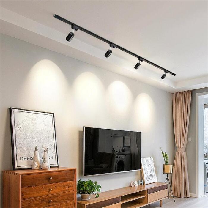 Đèn LED spotlight được lắp đặt trong phòng khách để tạo điểm nhấn cho không gian.