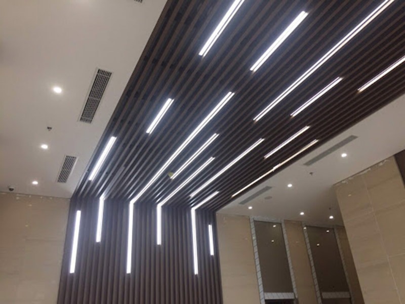 Bóng đèn 6 tấc kết hợp với bóng đèn LED tube giúp cung cấp ánh sáng và tạo điểm nhấn cho hành lang tòa nhà