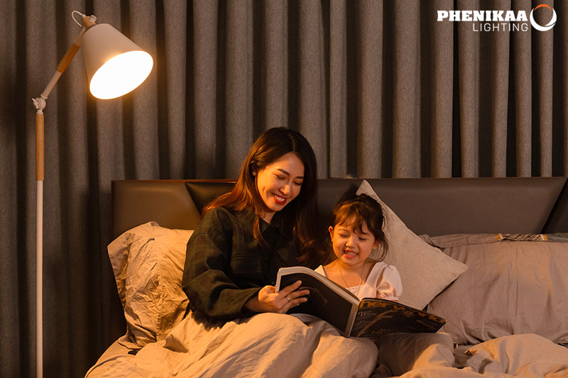 Đèn LED vàng Phenikaa Lighting tốt cho mắt của trẻ và người lớn khi đọc sách 