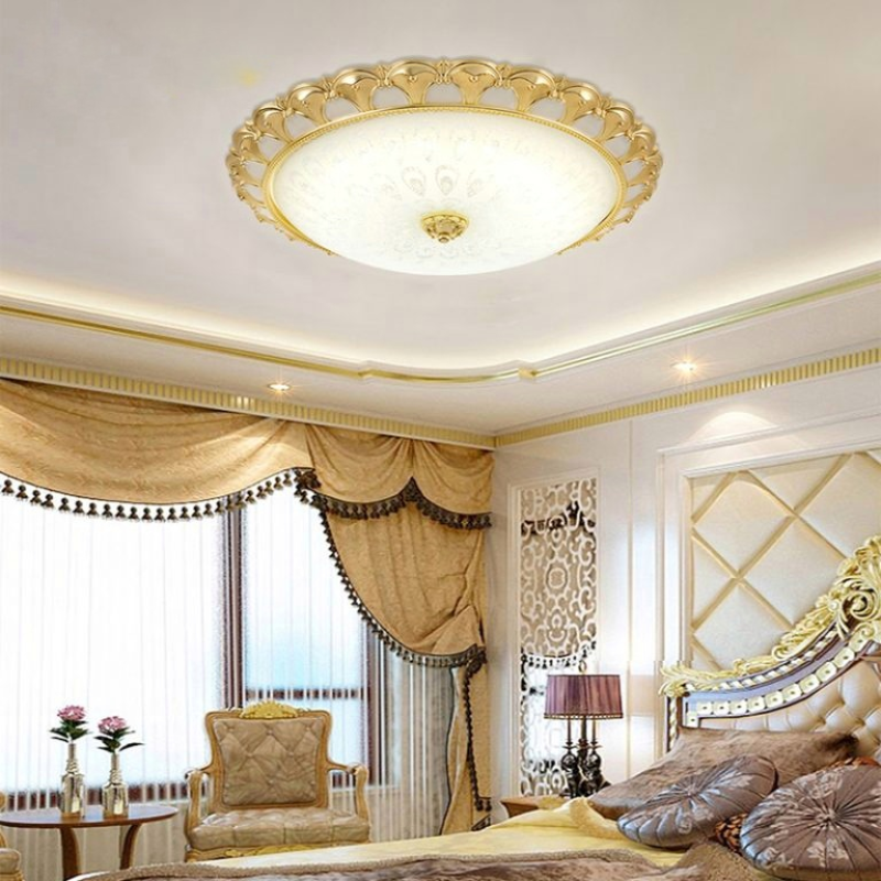 Đèn ốp trần cho căn phòng theo phong cách cổ điển hoàng gia với nhiều hoa văn họa tiết màu vàng