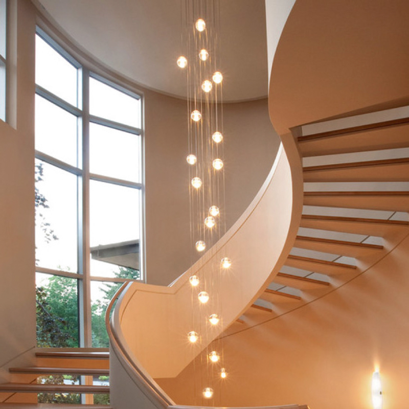 Đèn LED bulb tròn có công suất 3 - 5W tạo thành từng chùm trang trí đẹp mắt cho cầu thang
