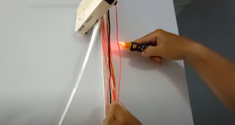 Sử dụng bút thử điện là cách đơn giản để kiểm tra dây dẫn điện bị đứt, hở 