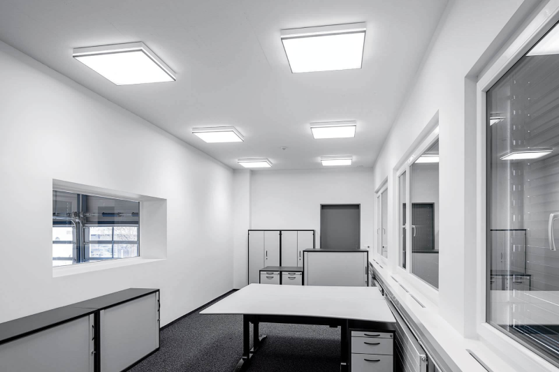Ánh sáng trắng của đèn LED ốp trần vuông lắp ở văn phòng
