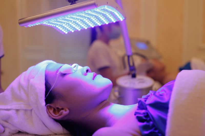 Đèn LED được sử dụng trong spa làm đẹp giúp phục hồi và trẻ hoá làn da