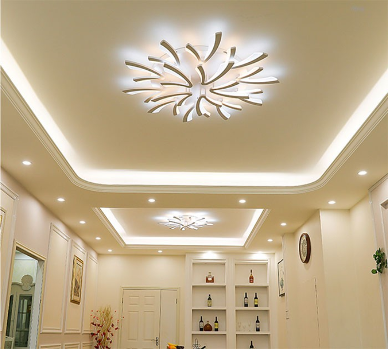 Đèn LED ốp trần với thiết kế độc đáo làm nổi bật không gian phòng khách