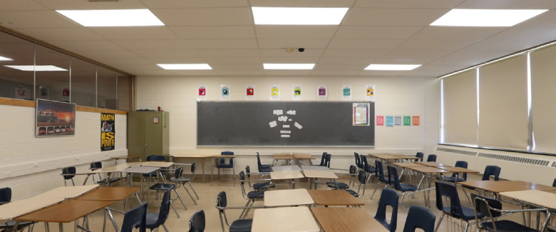 Đèn LED panel hình vuông màu trắng giúp nâng cao sự tập trung trong lớp học. 