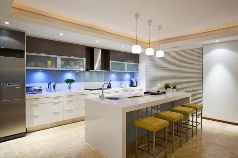 Đèn LED spotlight âm trần được lắp đặt dưới tủ chén giúp chiếu sáng và tạo chiều sâu cho phòng bếp. 