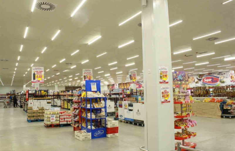 Đèn LED tube ống 1.2 m được lắp đặt chiếu sáng cho các thông gian lớn như siêu thị