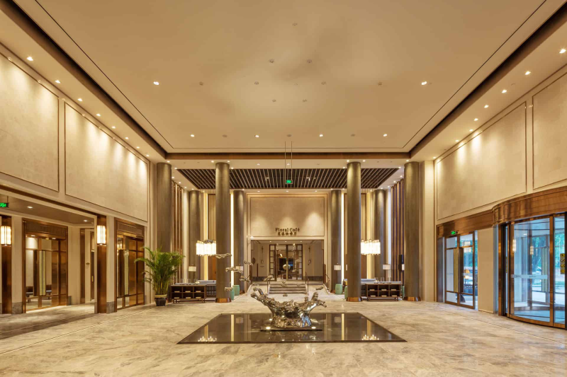 Độ ấm của đèn downlight 2700 - 3000K càng tôn thêm vẻ sang trọng cho không gian nội thất trong khách sạn
