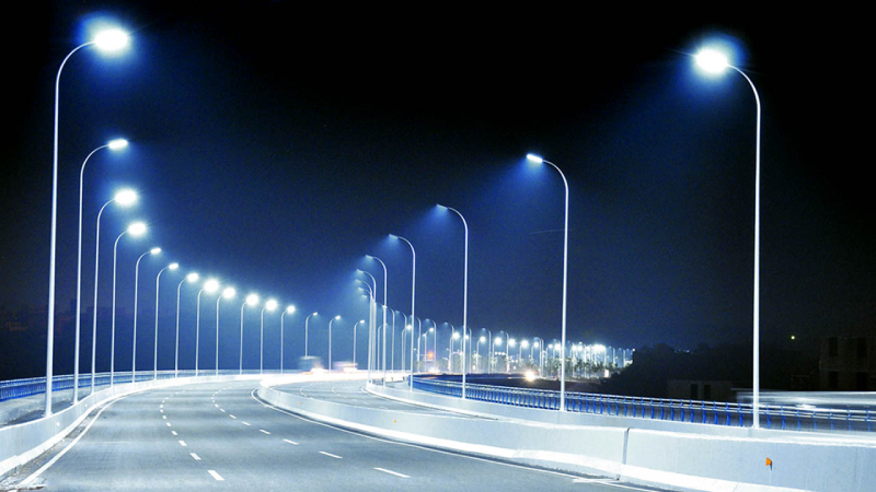 Hệ thống đèn đường cao tốc sử dụng ánh sáng trắng để tài xế tỉnh táo khi lái xe ban đêm
