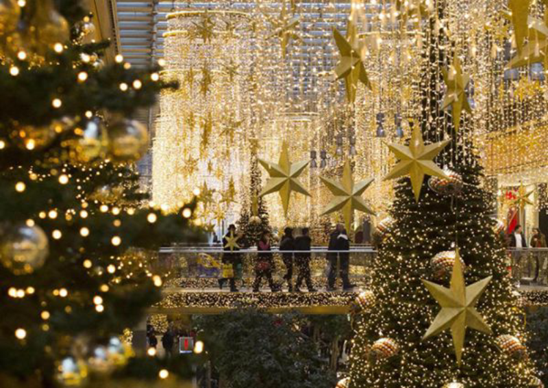 Khung cảnh Giáng Sinh lấp lánh, ngập tràn màu sắc với hàng ngàn bóng đèn LED