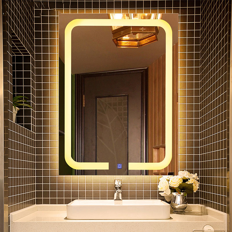 Nhà tắm rộng rãi với ánh sáng dịu nhẹ từ đèn LED âm trần vàng mang tới cảm giác thư giãn cho người dùng