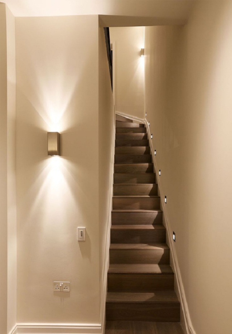 sử dụng đèn LED gắn tường hắt sáng 2 hướng để cung cấp thêm nhiều ánh sáng với số lượng đèn
