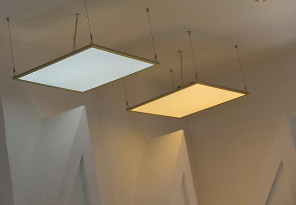 Sử dụng đèn LED panel thả trần cũng là một cách để tạo điểm nhấn cho không gian