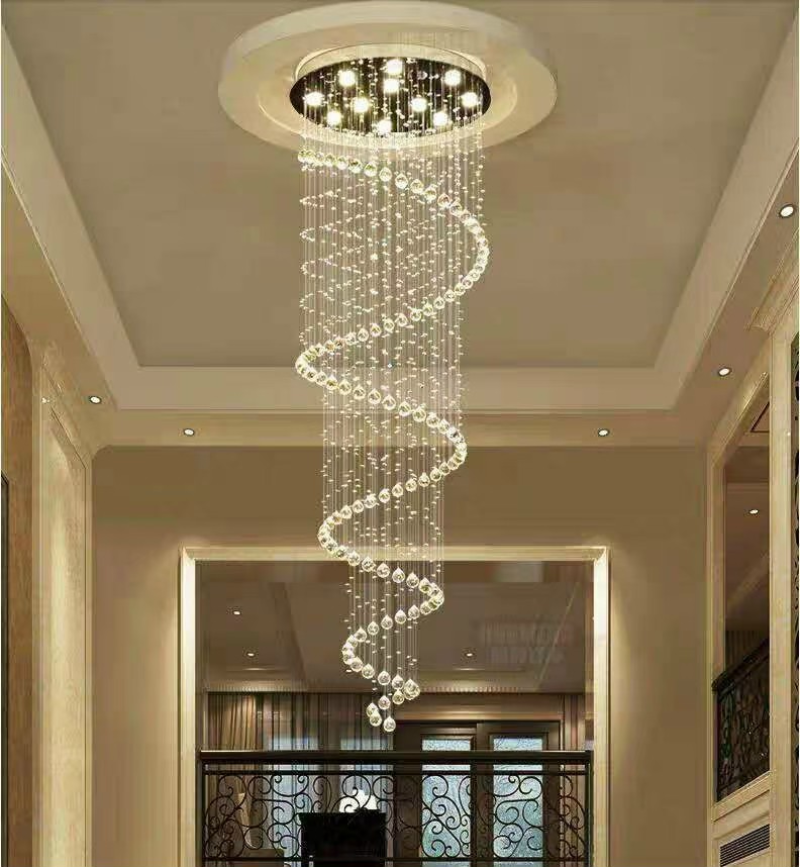 Bóng đèn dạng chùm dài tô điểm cho không gian cầu thang trong ngôi nhà theo phong cách thiết kế cổ điển