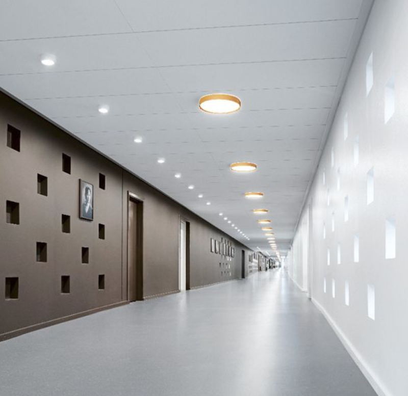 Đèn LED ốp trần được sử dụng trong khu vực hành lang để đảm bảo độ sáng và tiết kiệm điện năng