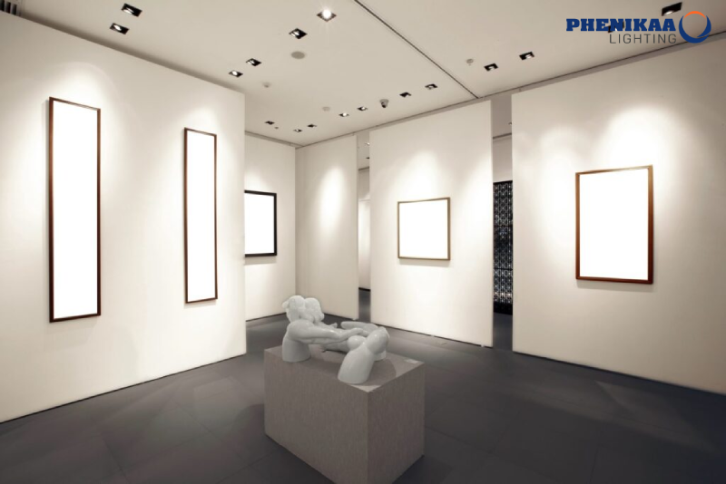 Đèn LED spotlight âm trần được lắp ở nhiều vị trí trong phòng trưng bày nghệ thuật giúp tăng thẩm mỹ cho không gian