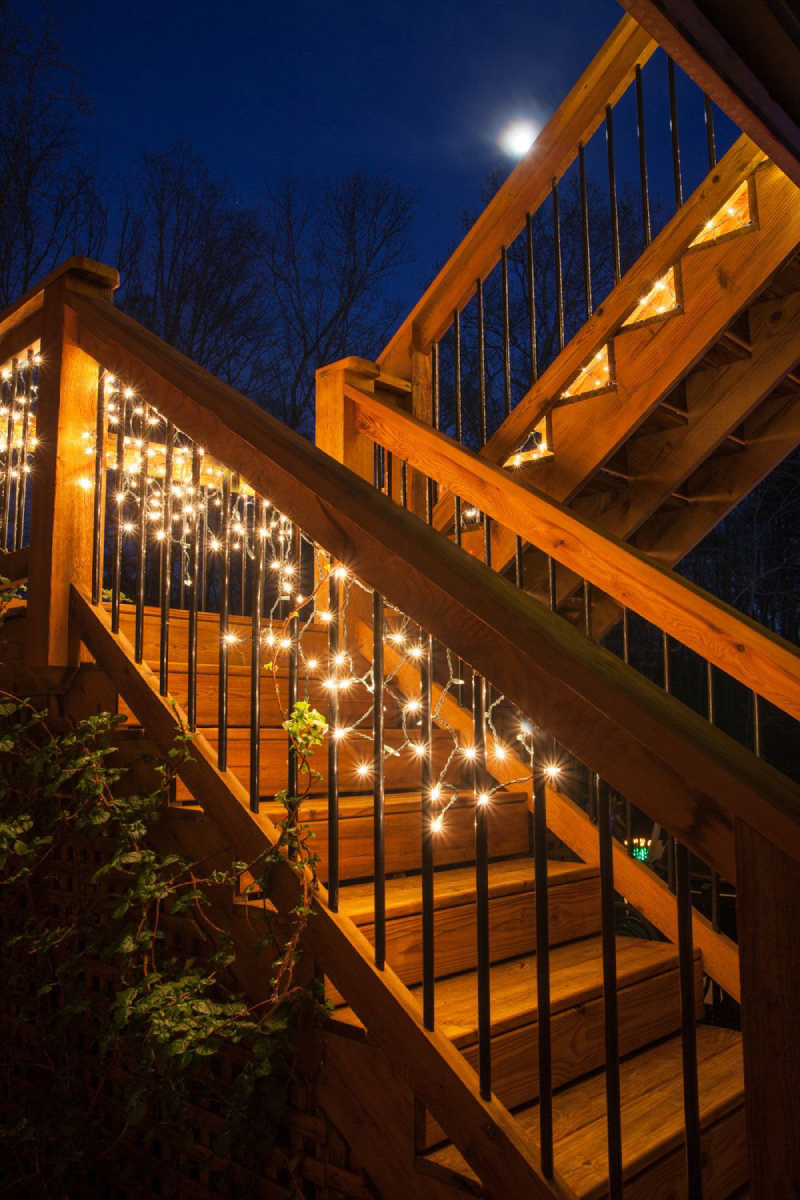 Đẹp lung linh, đầy mê hoặc với đèn LED dây  nhỏ xinh cuốn hai bên tay vịn cầu thang gỗ