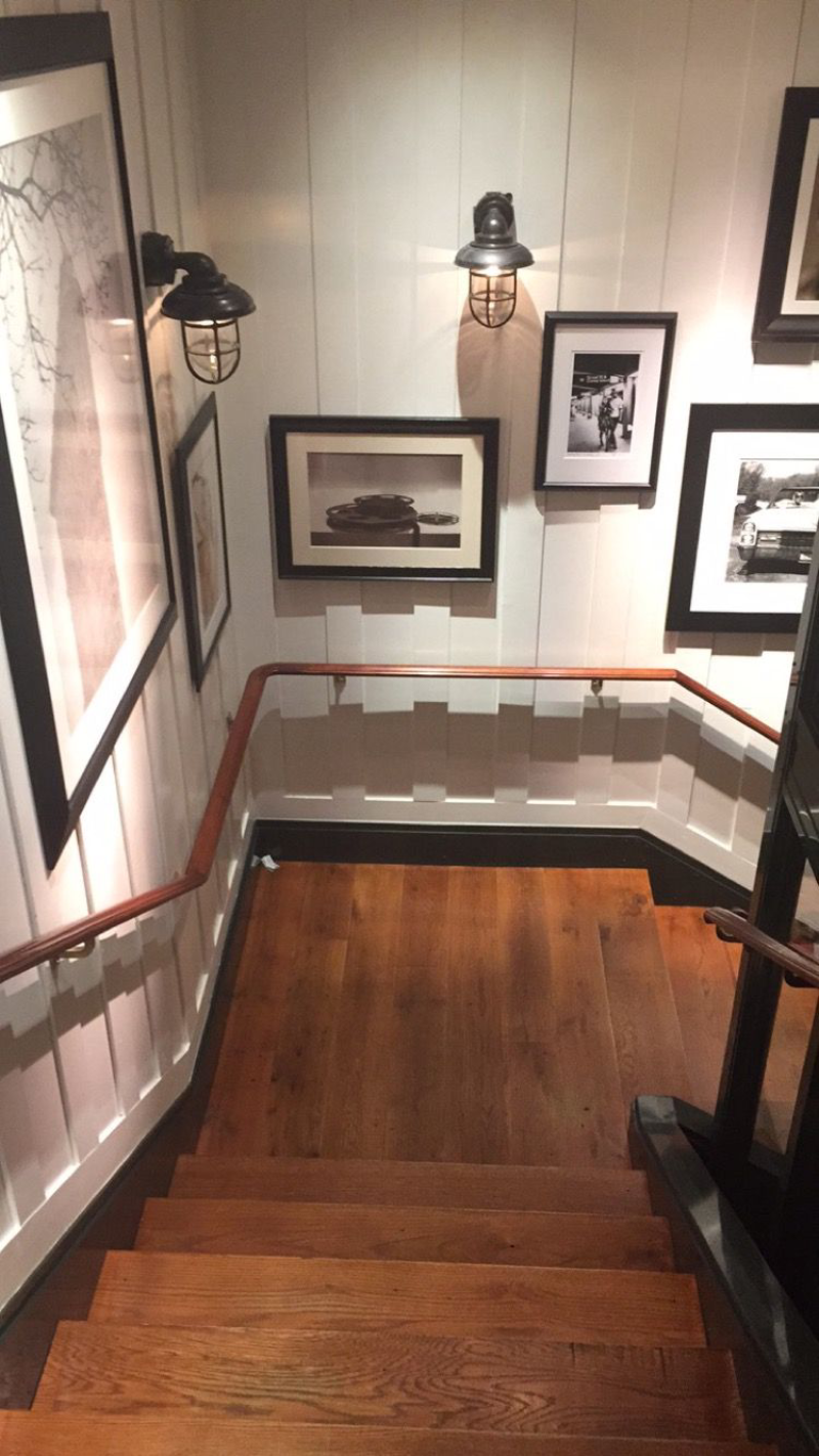 Mang đến vẻ đẹp cổ điển cho không gian cầu thang với ảnh trắng đen treo tường kết hợp đèn LED Bulb gắn hông tường chao đèn kiểu cổ thiết kế đơn giản