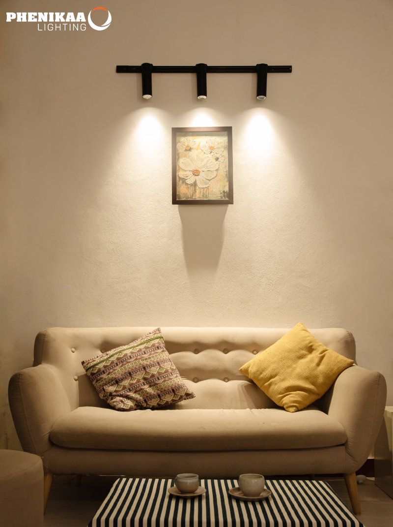 Ứng dụng của đèn spotlight gắn tường trong phòng khách tạo điểm nhấn ở khu vực ghế sofa