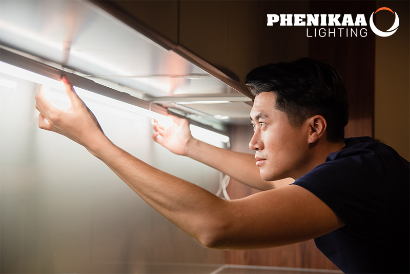 Mẫu đèn LED tube liền thân Phenikaa được ứng dụng để lắp đặt dưới tủ bếp, cung cấp ánh sáng cho khu vực nấu nướng