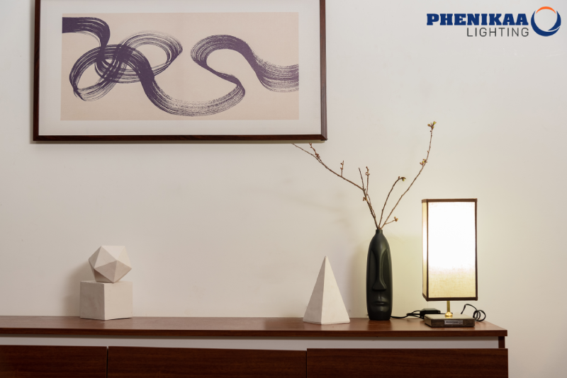 Đèn LED Bulb ánh sáng trung tính  kết hợp với đèn bàn chiếu sáng một góc phòng khách