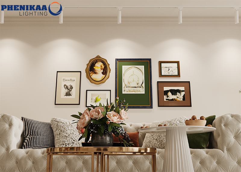 Phòng khách sang trọng được trang trí bằng tranh ảnh và hiệu ứng ánh sáng từ đèn LED spotlight công suất 10W