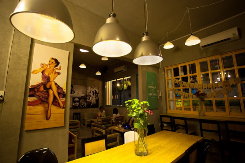 Lắp đặt đèn bulb LED tại quán cafe mang đến sự thoải mái và dễ chịu cho khách hàng 