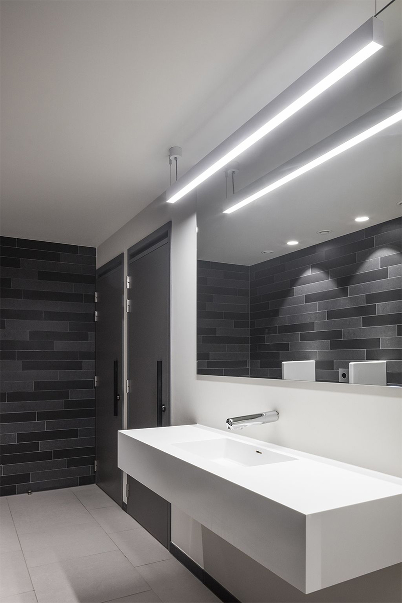 Đèn LED tube được lắp sát gương phản xạ ánh sáng khiến cho khu vực bồn rửa trở nên sáng và rộng hơn